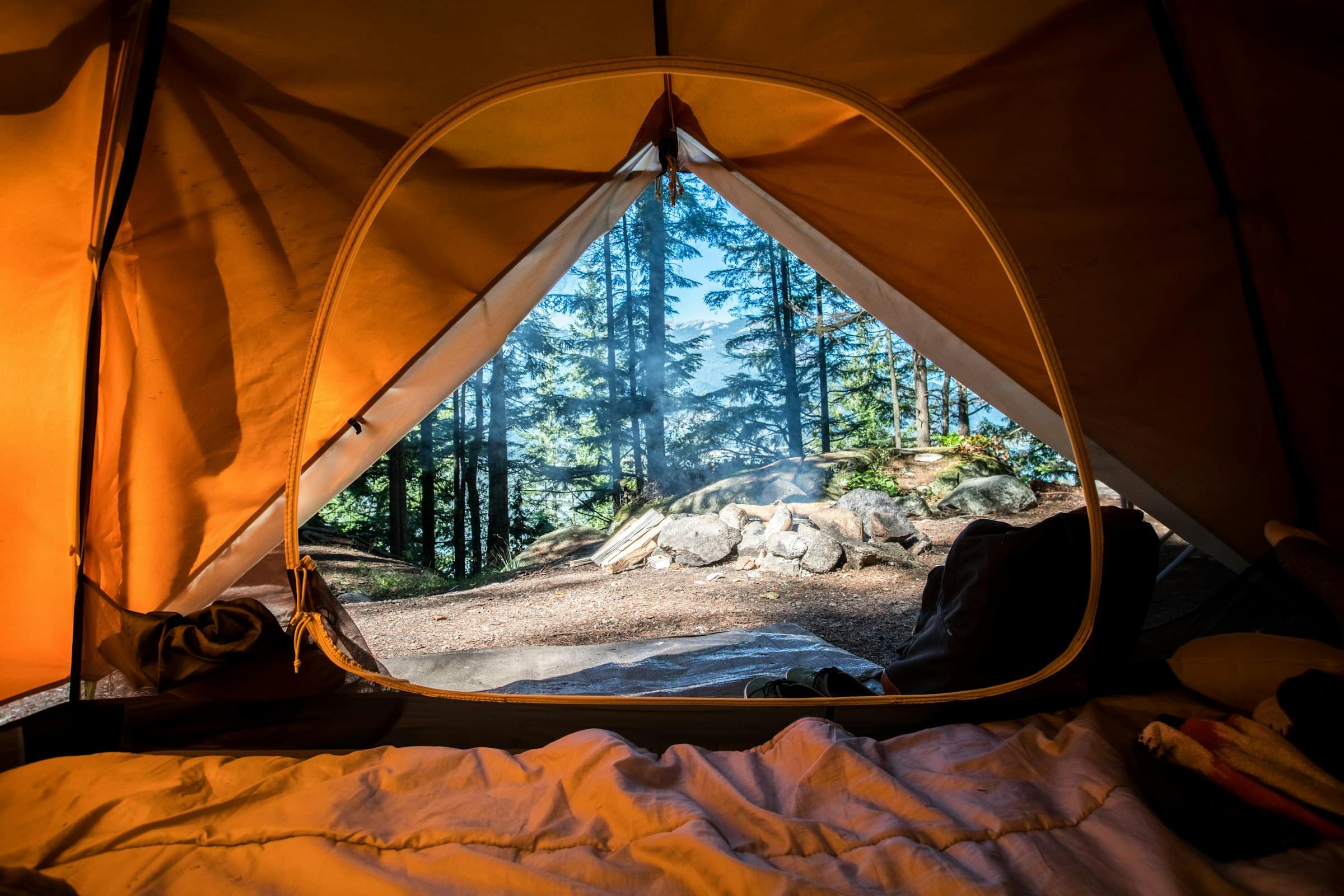 Morgendliches Camp am See